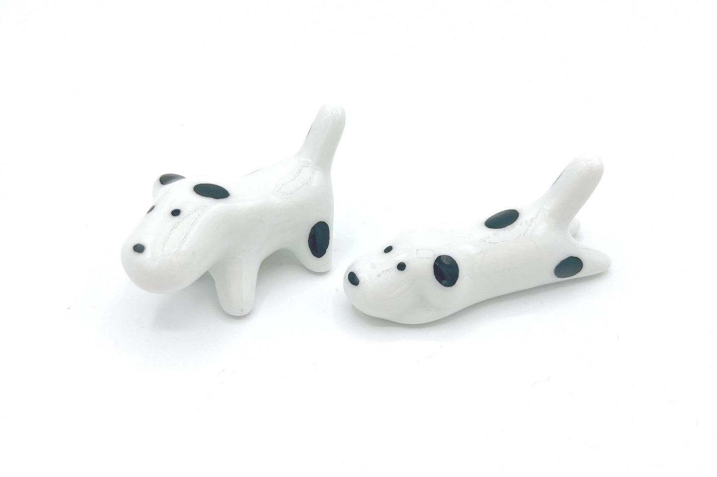 Adorable ceramic chopstick rests shaped like dogs, perfect for holding chopsticks at the table, stylish and cute.