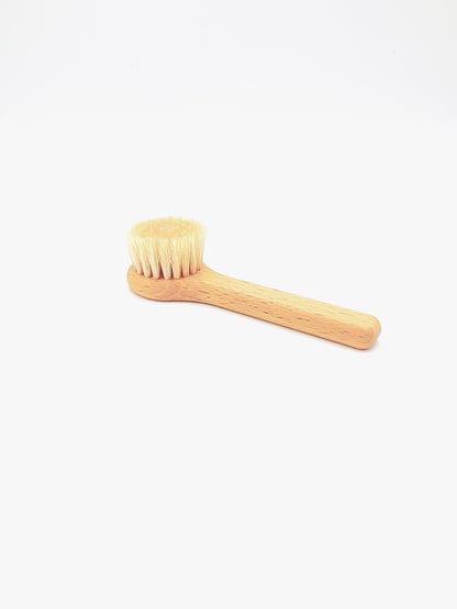 Redecker Mushroom Brush has natural bristles for cleaning mushrooms, ergonomic wooden handle for comfortable grip and control.